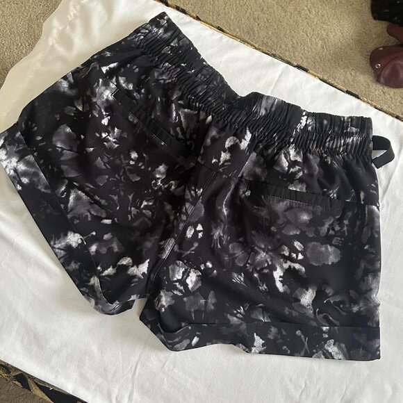 Lululemon Athletica Spring Break Away tie dye black and white shorts size 6 - Picture 2 of 4